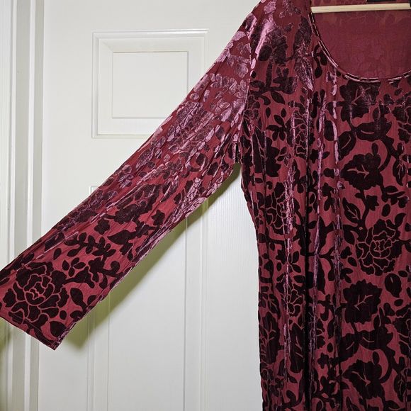 Apostrophe Woman Burgundy Red Velvet Burnout Top 20-22W Holiday Date Night - Picture 5 of 7